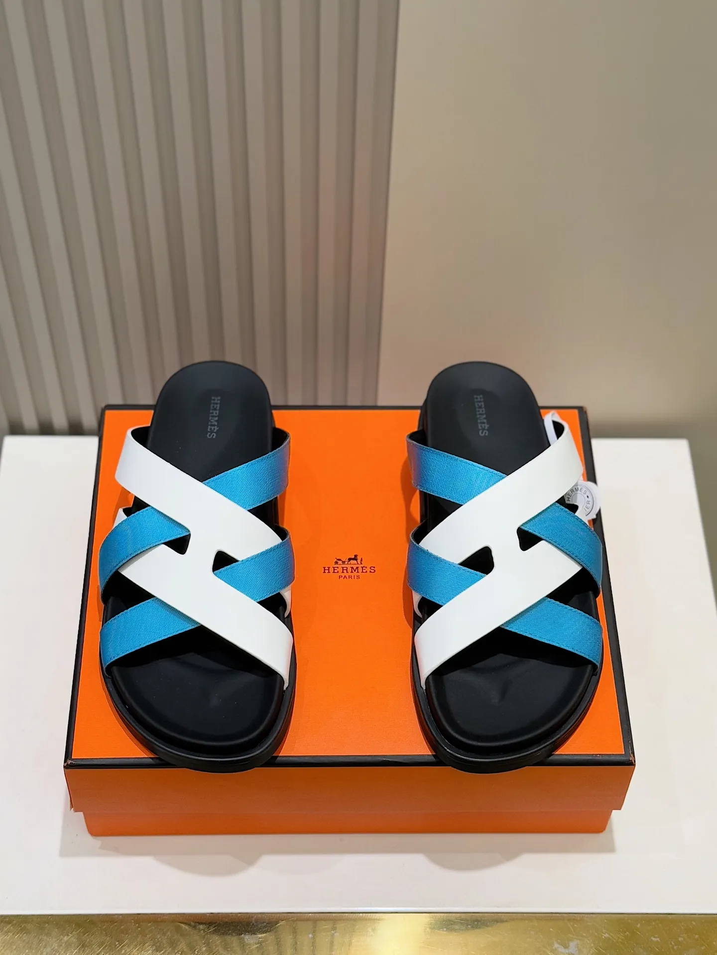 Batch 280 Hermes men's Kazimir slippers - top quality woven calfskin functional sandals, with interwoven uppers inspired by the "H" iconic pattern to create a casual look, perfect for summer. Imported cowhide + cowhide lining + rubber outsole Size: 38-44 (.45.46 customized)